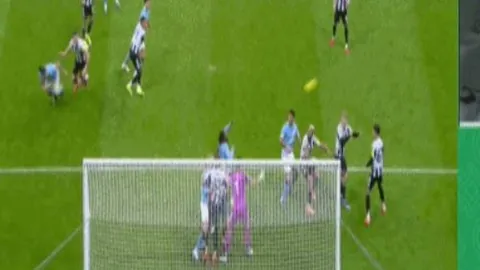 瓜迪奥拉幽默调侃：胡桑诺夫英语才露锋芒，距莎士比亚境界尚远！